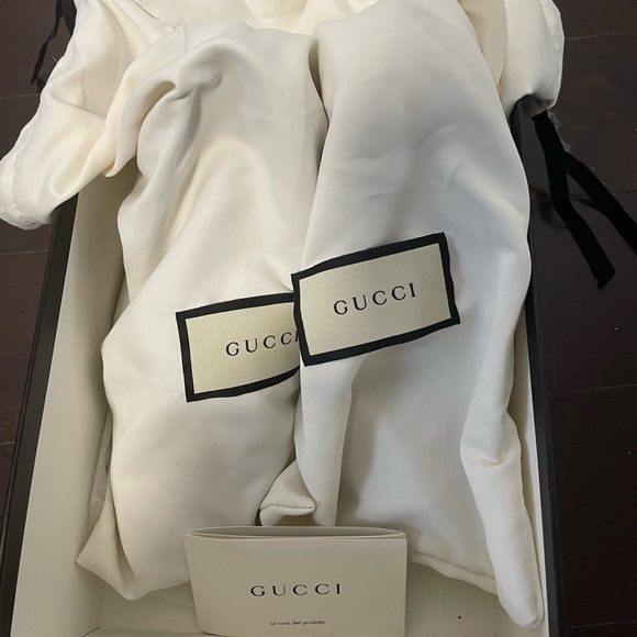 Gucci Size 37 Leather Pump with Pearl Double G and Fold Over Fringe Detail - Picture 2 of 6